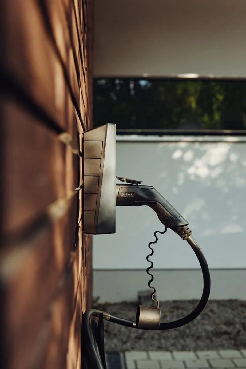 Elektriker Neustadt in Holstein: Wallbox-Ladestecker an einer Hauswand