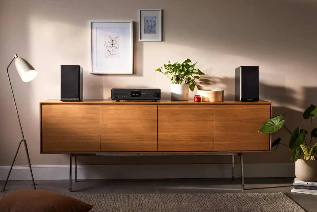 TV- und HiFi-Technik: HiFi-Anlage mit Lautsprechern im Wohnraum