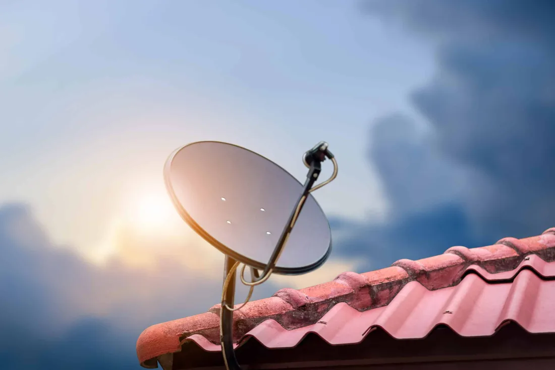 Antennentechnik: SAT-Schüssel auf dem Hausdach