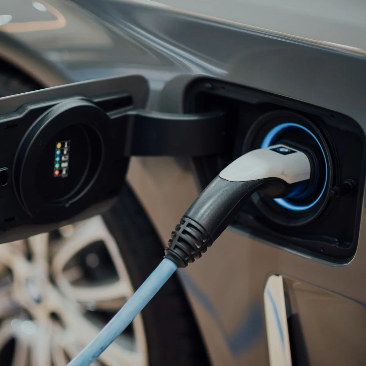 Ladekabel an der Ladebuchse eines Elektroautos
